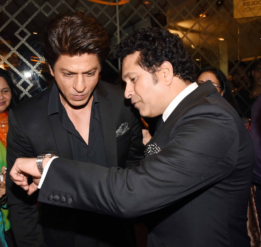 चित्रपट सृष्टीतील बादशाह शाहरूख खान आणि क्रिकेटच्या मैदानातील बादशाह सचिन तेंडुलकर एकाच फ्रेममध्ये. चित्रपट सृष्टीतील बादशाह शाहरूख खान आणि क्रिकेटच्या मैदानातील बादशाह सचिन तेंडुलकर एकाच फ्रेममध्ये.