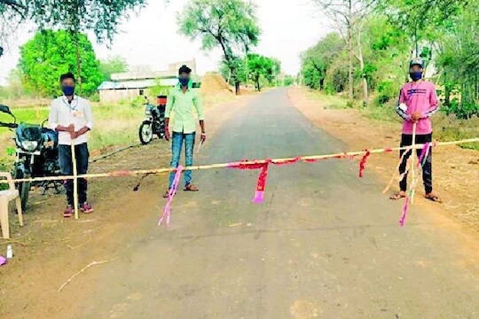धक्कादायक! कोरोनाच्या धास्तीने गावाच्या वेशीवरच अडवला वृद्धाचा मृतदेह आणि...