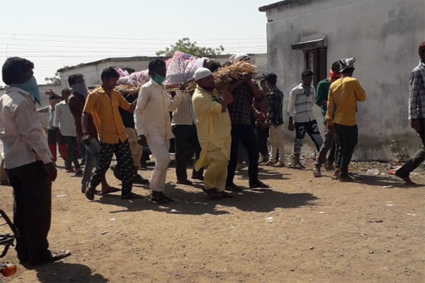मुस्लिम तरुणांनी केले हिंदू व्यक्तीवर अंत्यसंस्कार; खांदा देऊन घडवलं ऐक्याचं दर्शन