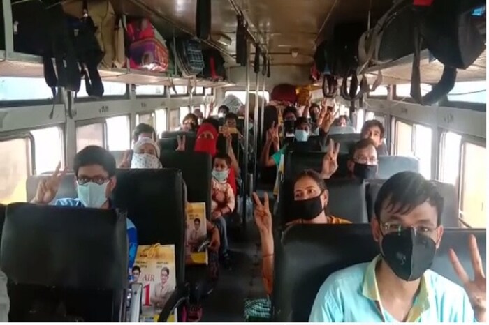 केंद्र सरकारने अडकलेल्या परप्रांतीय नागरिकांना त्यांच्या राज्यात जाण्याची मुभा देण्याची सूचना केली आणि महाराष्ट्रातले थोडे थोडके नव्हे तर 1800 विद्यार्थी कोटा इथे अडकले होते, त्यांचा जीव भांड्यात पडला.