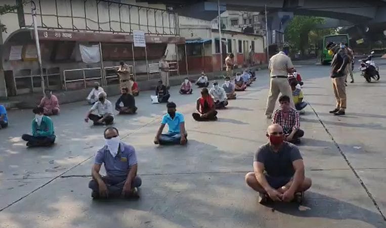 पुण्यात कोरोनाग्रस्तांची संख्या 472 वर गेली आहे. मुंबईनंतर सर्वात जास्त कोरोनाचे रुग्ण पुण्यात आढळले आहेत. त्यामुळे वानवडी, हडपसर, मुंढवा आणि कोंढवा या पोलीस परिमंडळातील आणखी परिसर सील करण्यात आला आहे. पुण्यात कोरोनाग्रस्तांची संख्या 472 वर गेली आहे. मुंबईनंतर सर्वात जास्त कोरोनाचे रुग्ण पुण्यात आढळले आहेत. त्यामुळे वानवडी, हडपसर, मुंढवा आणि कोंढवा या पोलीस परिमंडळातील आणखी परिसर सील करण्यात आला आहे.