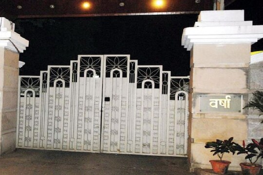 मुख्यमंत्र्यांचं निवासस्थान असलेल्या वर्षा बंगल्यावरील API करोना संशयीत
