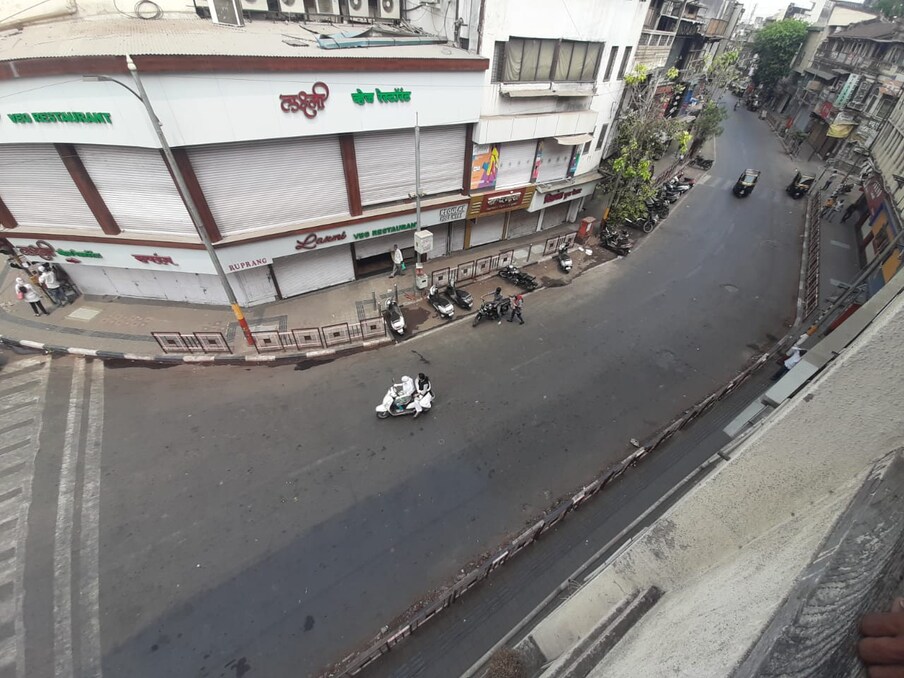 रस्त्यावर संचारबंदीमुळे अगदी तुरळक वर्दळ दिसते आहे.