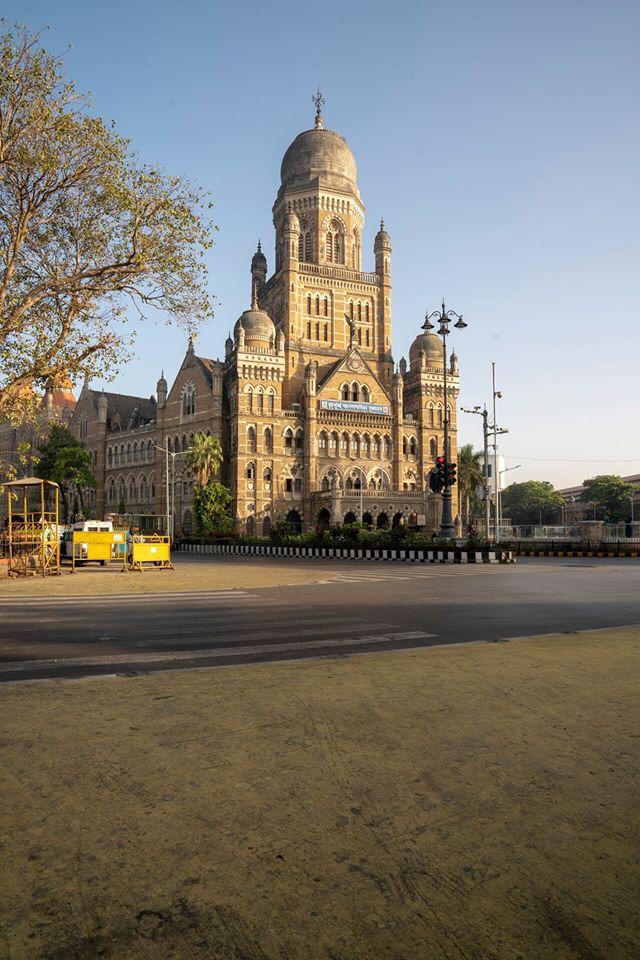 नेहमीच माणसांनी गजबजलेली मुंबई सध्या शांत झाली आहे. सातत्यानं गजबजलेले रस्त्यांवर सध्या चिटपाखरूही नाही. नेहमीच माणसांनी गजबजलेली मुंबई सध्या शांत झाली आहे. सातत्यानं गजबजलेले रस्त्यांवर सध्या चिटपाखरूही नाही.