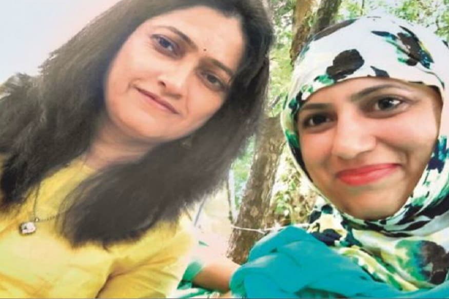 इंदौरच्या दगडफेकीत जखमी झालेल्या असूनही कोरोना तपासणी टीममध्ये असलेल्या 2 महिला डॉक्टर दुसऱ्या दिवशी लगेचच आपल्या ड्यूटीवर परतल्या आहेत. इंदौरच्या दगडफेकीत जखमी झालेल्या असूनही कोरोना तपासणी टीममध्ये असलेल्या 2 महिला डॉक्टर दुसऱ्या दिवशी लगेचच आपल्या ड्यूटीवर परतल्या आहेत.