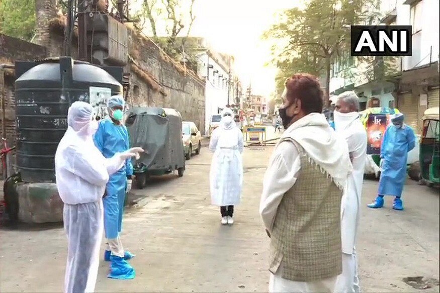 डॉ तृप्ती कटारिया आणि डॉ झाकिया सय्यद यांनी पुन्हा एकदा नव्या दमानं कोरोना व्हायरच्या रुग्णांची तपासणी करण्यासाठी आणि त्यांच्यावर उपचार करण्याच्याला कामाला वाहून घेतलं आहे. डॉ तृप्ती कटारिया आणि डॉ झाकिया सय्यद यांनी पुन्हा एकदा नव्या दमानं कोरोना व्हायरच्या रुग्णांची तपासणी करण्यासाठी आणि त्यांच्यावर उपचार करण्याच्याला कामाला वाहून घेतलं आहे.