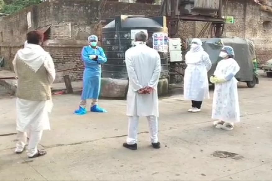 दोन्ही डॉक्टर पुन्हा एकदा दगडफेक झालेल्या भागात परतल्यावर तिथल्या नागरिकांनी, तुम्ही आम्हाला बहीणी सारख्या आहात आमच्याकडून चूक झाली असं म्हणत त्यांची माफी मागितली आहे. दोन्ही डॉक्टर पुन्हा एकदा दगडफेक झालेल्या भागात परतल्यावर तिथल्या नागरिकांनी, तुम्ही आम्हाला बहीणी सारख्या आहात आमच्याकडून चूक झाली असं म्हणत त्यांची माफी मागितली आहे.