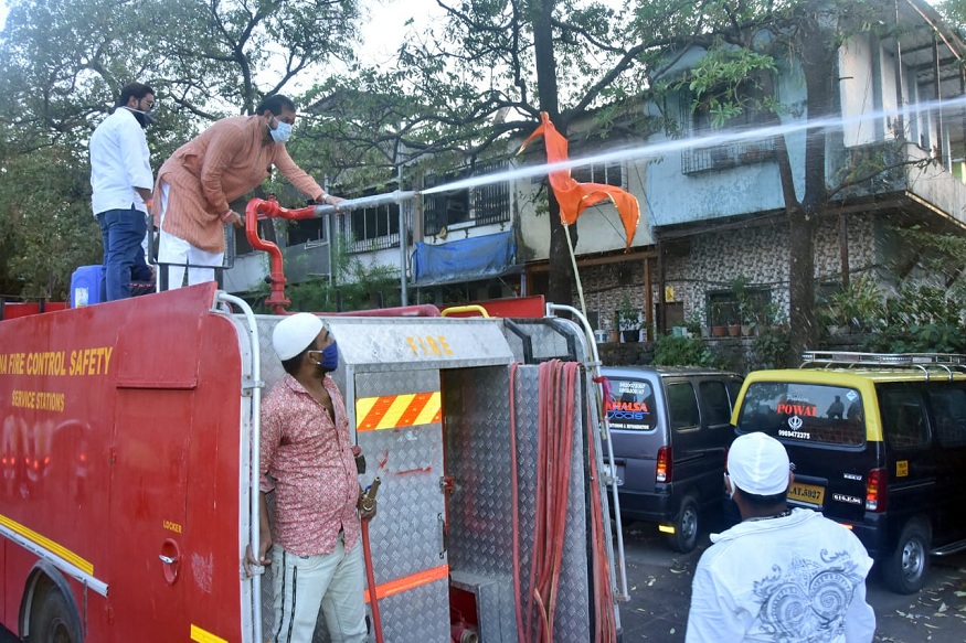 मतदारसंघ सॅनिटाईज करण्यासाठी शिवसेनेच्या आमदारांनी आणलं पिक्चरच्या शुटींगचं फायर मशिन आणि चढले गाडीवर