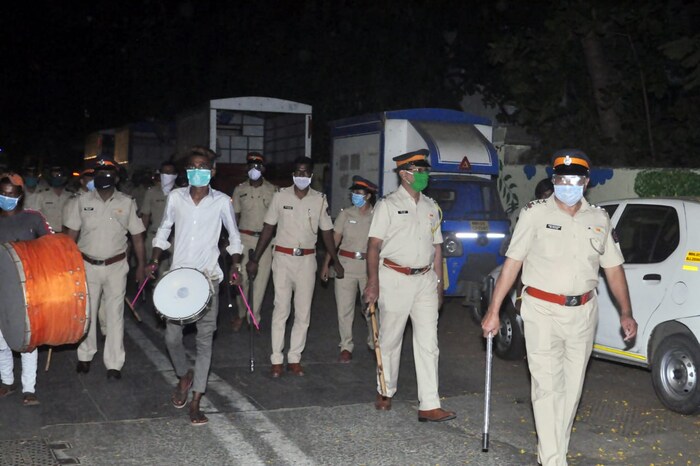 नागरिकांना घरी राहण्याचे महत्व पटवून देण्याचा प्रयत्न केला व त्यांना घरी राहण्याचे आवाहन यावेळेस पोलिसांनी केले. 