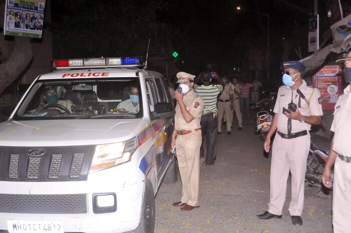 कंटेनमेंट झोन जवळ असलेल्या हीरानंदानी हॉस्पिटल येथे काही करोनाग्रस्त रुग्ण इलाज घेत आहेत. त्या हॉस्पिटल मधील डॉक्टरांचे, नर्सेसचे, इतर स्टाफ आणि सिक्युरिटी स्टाफ यांचे जाहीर आभार मानण्यात आले. (संकलन : मेघा जेठे.)