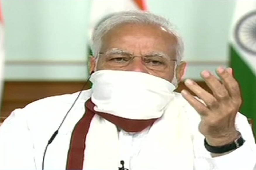 पीएम मोदी या बैठकी दरम्यान घरीच बनवलेला मास्क लावला घालून मुंख्यमंत्र्यांशी बोलत होते.