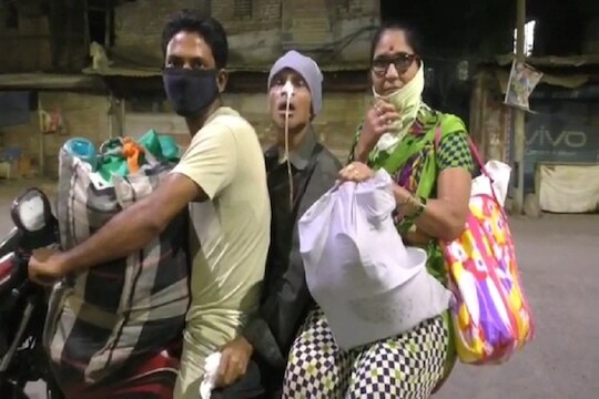मुंबईत कॅन्सरग्रस्त वडिलांना घेऊन मुलाने आईसह केला बाईकवर 25 किमी प्रवास