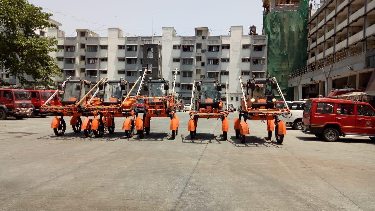 महाराष्ट्रात दिवसेंदिवस कोरोनाबाधित रुग्णांच्या संख्येत वाढ होत चालल्यामुळे चिंतेचं वातावरण आहे. मुंबईलाही कोरोनाचा विळखा बसला आहे. आता या कोरोनाला हुसकावून लावण्यासाठी मुंबई पालिकेनं 'रोबोट'ला बोलावलं आहे. महाराष्ट्रात दिवसेंदिवस कोरोनाबाधित रुग्णांच्या संख्येत वाढ होत चालल्यामुळे चिंतेचं वातावरण आहे. मुंबईलाही कोरोनाचा विळखा बसला आहे. आता या कोरोनाला हुसकावून लावण्यासाठी मुंबई पालिकेनं 'रोबोट'ला बोलावलं आहे.
