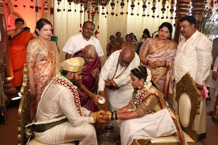 निखिलचं लग्न कर्नाटकमधील काँग्रेस नेते आणि राज्याचे माजी गृहमंत्री एम कृष्णप्पा यांची नात रेवती हिच्याबरोबर झालं. निखिलचे आजोबा म्हणजेच माजी पंतप्रधान एचडी देवेगौडा देखील यावेळी उपस्थित होते.