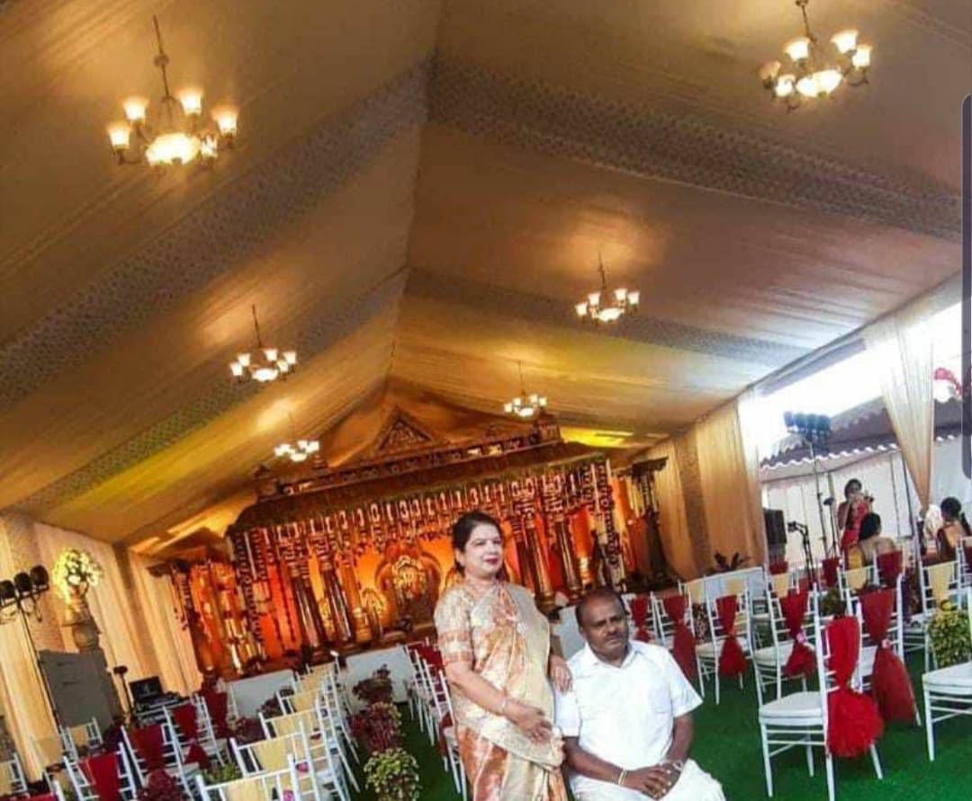कुमारस्वामी यांनी दावा केला होता की, या सोहळ्यासाठी राज्य सरकारकडून परवानगी घेण्यात आली आहे. मात्र सोशल डिस्टंसिंगच्या नियमांचे उल्लंघन केल्याचा आरोप त्यांच्यावर होत आहे. कुमारस्वामी यांनी दावा केला होता की, या सोहळ्यासाठी राज्य सरकारकडून परवानगी घेण्यात आली आहे. मात्र सोशल डिस्टंसिंगच्या नियमांचे उल्लंघन केल्याचा आरोप त्यांच्यावर होत आहे.