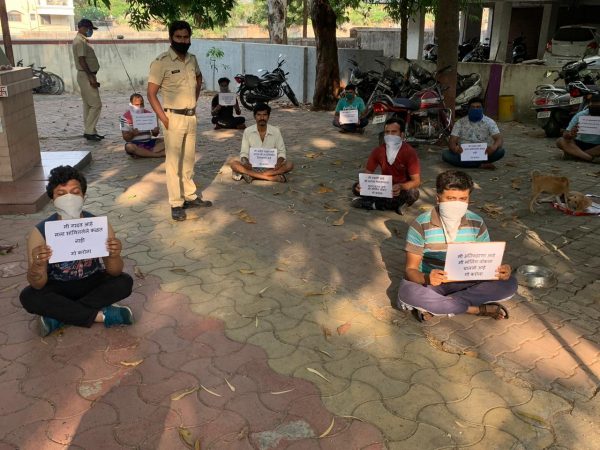 दीड शहाणे समजणाऱ्या आणि प्रशासनाच्या नियमांना कचऱ्याची टोपली दाखवणाऱ्या पुणेकरांना यावेळी पोलिसांनी चांगलीच अद्दल घडवली आहे. दीड शहाणे समजणाऱ्या आणि प्रशासनाच्या नियमांना कचऱ्याची टोपली दाखवणाऱ्या पुणेकरांना यावेळी पोलिसांनी चांगलीच अद्दल घडवली आहे.