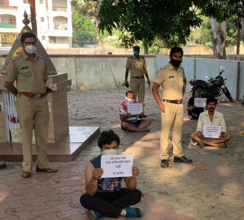लॉकडाऊनचं उल्लंघन करणाऱ्यांवर पुणेकरांवर सलग दुसऱ्या दिवशी पोलिसांनी धडक कारवाई केली. मॉर्निंग वॉकला येणाऱ्यांच्या हातात पोलीसांनी पाट्या देऊन त्यांचे फोटो काढले आहेत. लॉकडाऊनचं उल्लंघन करणाऱ्यांवर पुणेकरांवर सलग दुसऱ्या दिवशी पोलिसांनी धडक कारवाई केली. मॉर्निंग वॉकला येणाऱ्यांच्या हातात पोलीसांनी पाट्या देऊन त्यांचे फोटो काढले आहेत.