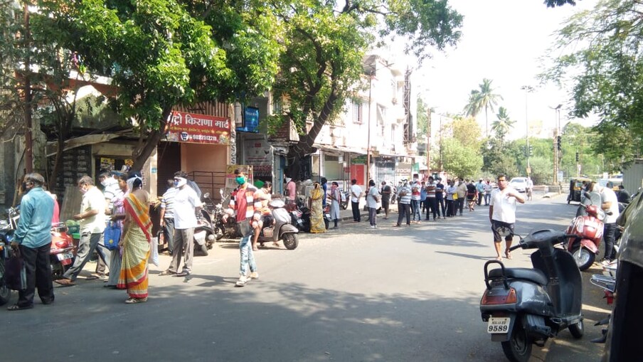 म्हणूनच पुण्यात आज रविवारचा दिवस साजरा करण्यासाठी खवय्यांनी चिकन आणि मटण च्या दुकानासमोर अक्षरश: रांगा लावल्यात.