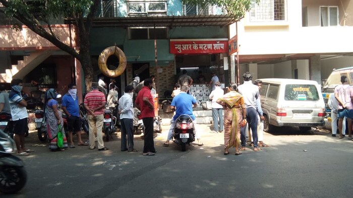 पण, लॉकडाउनमुळे पुणेकरांसह सर्वच जण गेल्या महिन्याभरापासून घरातच अडकून आहे. पण तरीही रविवाराचा मांसाहारचा खाडा वाया जाणार नाही, याची पूर्ण खबरदारी पुणेकरांनी घेतली आहे. 