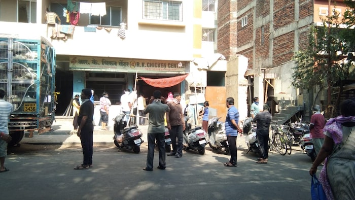 पुण्यातल्या दत्तवाडी परिसरात चिकन आणि मटण च्या दुकानासमोर बाजार भरल्यासारखी स्थिती आहे.