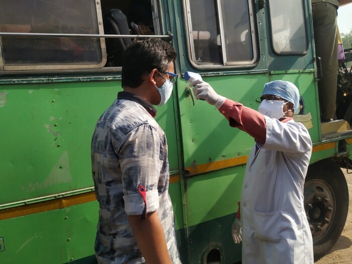 महाराष्ट्र दिनाच्या निमित्ताने आम्हाला आमच्या गावी जायला मिळणं यासारखी मोठी भेट नाही, अशीच भावना या वेळी विद्यार्थ्यांनी व्यक्त केली आणि राज्य शासनाचे आभार मानले.