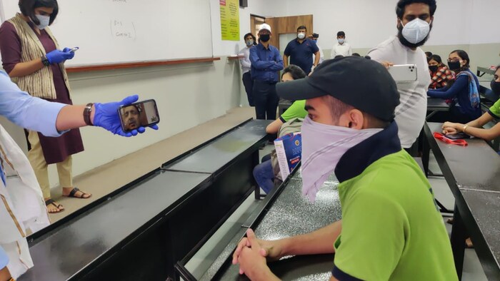 केंद्राने घालून दिलेल्या सगळ्या नियमांची पूर्तता करू या विद्यार्थ्यांनी गुरुवारी महाराष्ट्राकडे कूच केलं. बरोबर महाराष्ट्र दिनाला ते राज्यात पोहोचतील.