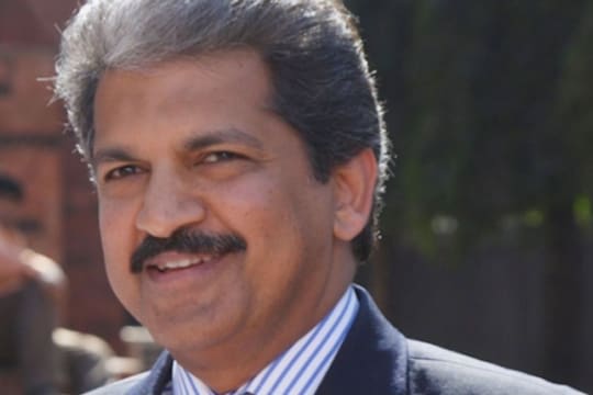 मुंबईत घरासाठी प्रॉव्हिडंट फंडात जमा केलेले पैसे लॉकडाऊनमध्ये उपासमार होणाऱ्या 1500 लोकांना अन्न-धान्य पूरविणाऱ्या या जोडप्याचं उद्योगपती आनंद महिंद्रा यांनी कौतुक केलं आहे. इतकचं नाही तर त्यांनी या जोडप्याला 4 लाखांची मदतही केली आहे. 