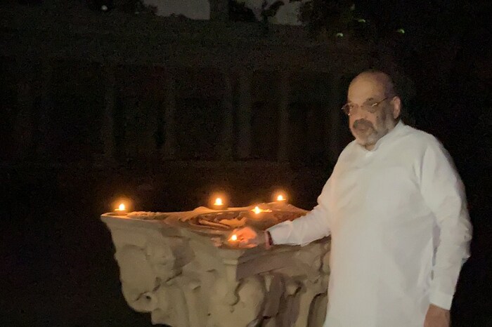 पंतप्रधान नरेंद्र मोदी यांनीही दिप प्रज्वलन केलं. त्यांनी ट्विटरवरून फोटो शेअर केले आहेत.