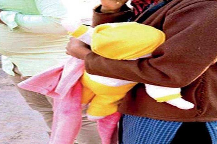 बाळ आजारी आहे म्हणत दवाखान्यात निघालं होतं दाम्पत्य, पोलिसांनी अडवल्यानंतर पाहिलं तर...