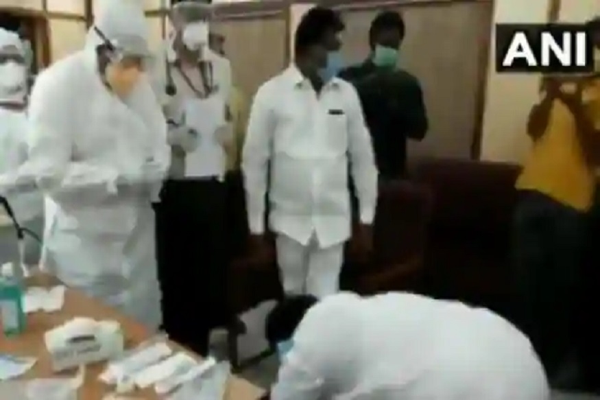 VIDEO : जीव धोक्यात घालून कोरोनाविरुद्ध लढणाऱ्या डॉक्टरांचे आमदाराने धरले पाय, मानले आभार