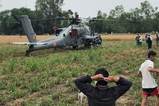 BREAKING: Air Forceच्या ‘अपाचे’ हेलिकॉप्टरचं इमर्जन्सी लँडिंग, पाक सीमेजवळ  थरार