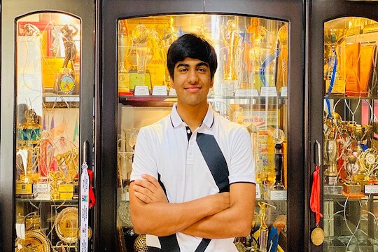 गोल्फपटू नातवाने कोरोनाशी लढ्यात केलेल्या मदतीनंतर आजी रडली; म्हणाली,'तुच खरा अर्जुन'