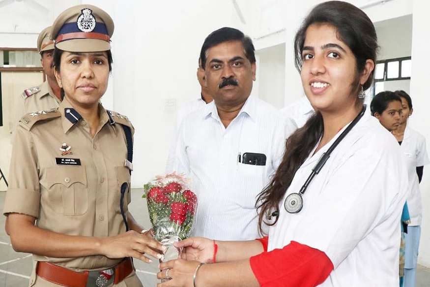 नाशिक SP आरती सिंहचा डबल रोल, 15 तासांच्या ड्यूटीमध्ये डॉक्टर बनून घेतात सगळ्यांची काळजी