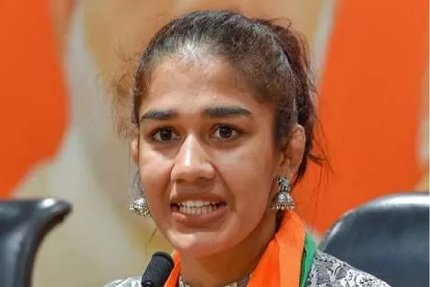 भाजपमध्ये प्रवेश केलेल्या बबिताने पालिकेच्या कारवाईनंतर शिवसेनेवर जहरी टीका केली आहे. कार्यालय तर पुन्हा उभं राहिलं, मात्र यात शिवसेनेची औकात जगासमोर आली आहे, कंगना तुम्ही घाबरू नका..अख्खा देश तुमच्यासोबत आहे, असं ट्विट बबिताने केलं आहे. भाजपमध्ये प्रवेश केलेल्या बबिताने पालिकेच्या कारवाईनंतर शिवसेनेवर जहरी टीका केली आहे. कार्यालय तर पुन्हा उभं राहिलं, मात्र यात शिवसेनेची औकात जगासमोर आली आहे, कंगना तुम्ही घाबरू नका..अख्खा देश तुमच्यासोबत आहे, असं ट्विट बबिताने केलं आहे.