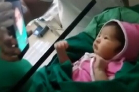 कोरोनाग्रस्त महिलेनं दिला बाळाला जन्म, कुशीत घेता येत नाही पण VIDEO कॉलवर चिमुकल्याला बघते आई
