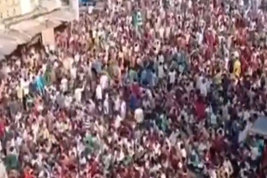 वांद्र्यात कामगारांचा उद्रेक, अफवा पसरविणाऱ्यांच्या मुसक्या आवळणार – अनिल देशमुख