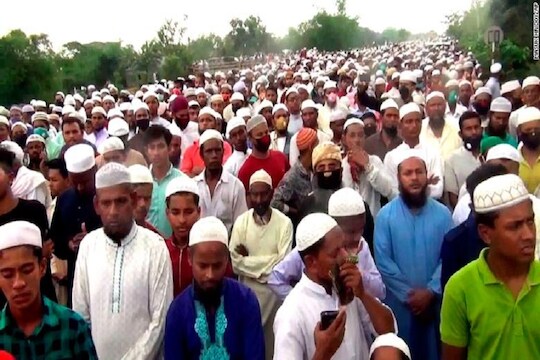 लॉकडाऊनचा फज्जा, मौलानांच्या दफन विधीसाठी जमले तब्बल 1 लाख लोक