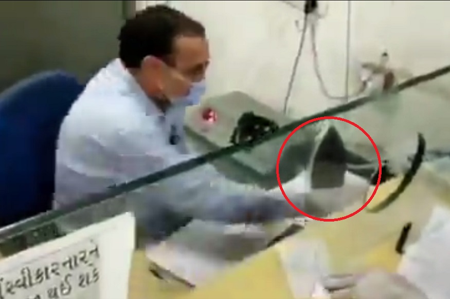 कोरोना कशाला जिवंत राहतोय? कॅशिअर इस्त्री घेऊनच बसलाय, पाहा VIDEO