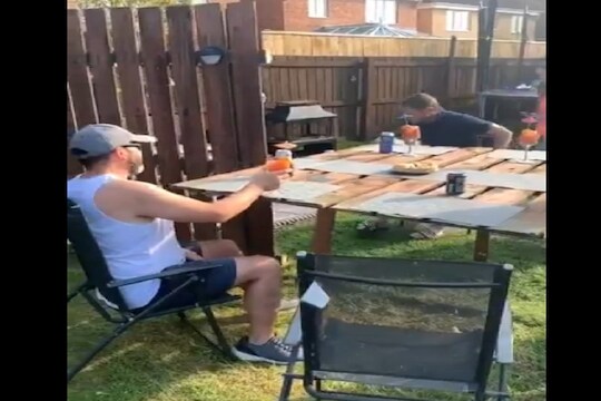 VIDEO : काय म्हणावं याला! लॉकडाऊनमध्येच घरासमोर उघडला Social Distancing बार