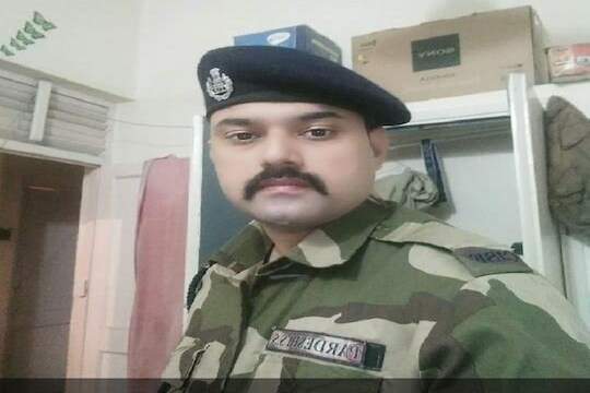 शहीद जवानाच्या पार्थिवासोबत पत्नी आणि लहान मुलगा, 10 तासाच्या प्रवासात साधे पाणीही मिळाले नाही!