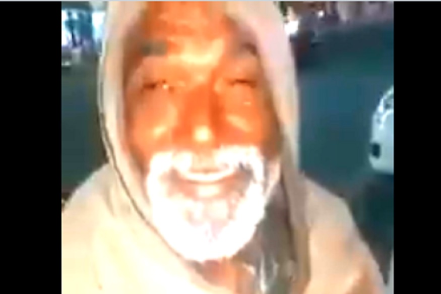 प्रसिद्ध इंग्लिश गाणं गातोय भिकारी, सोशल मीडियावर VIDEO चा धुमाकूळ