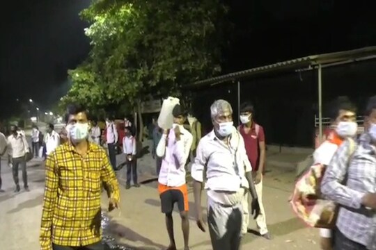 '1500 किमी अंतर पायी चालत जावू', पण..,उत्तर प्रदेशच्या मजुरांचं धक्कादायक वास्तव