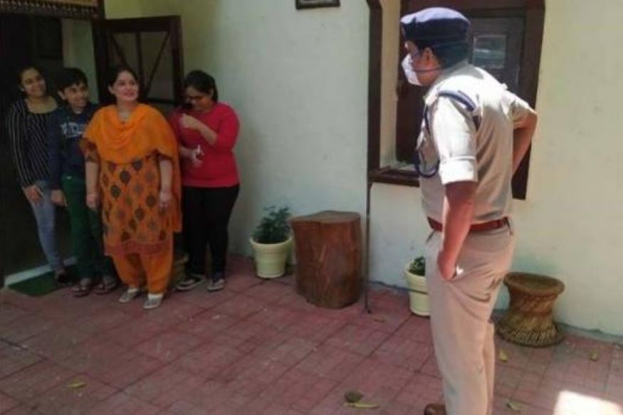 कर्तव्यासह कुटुंबाचीही काळजी, बायको-मुलांना कोरोना होऊ नये म्हणून पोलीस अधिकाऱ्याचे गॅरेज हेच घर