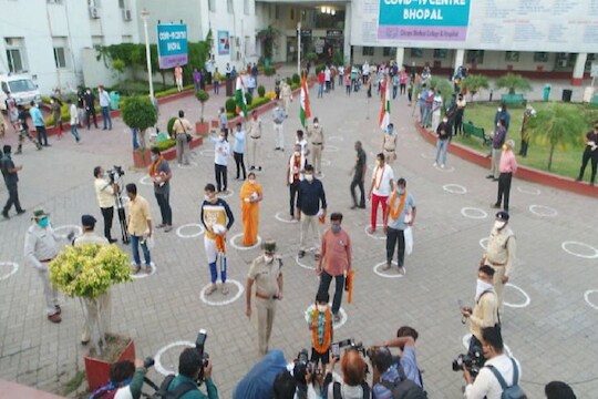 कोरोनाविरुद्ध 44 रुग्णांनी एकाच वेळी दिला यशस्वी लढा; हम होंगे कामयाब गाणं ऐकवून केला सन्मान