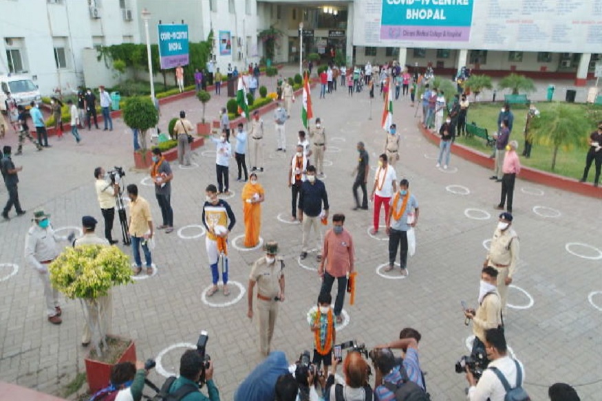 कोरोनाविरुद्ध 44 रुग्णांनी एकाच वेळी दिला यशस्वी लढा; हम होंगे कामयाब गाणं ऐकवून केला सन्मान