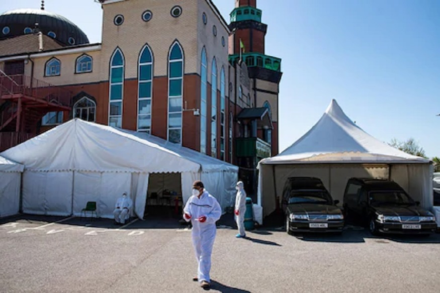 'या' शहरात पडलाय मृतांचा खच, मशिदीच्या पार्किंगमध्ये अशी केली जातेय सोय; पाहा धक्कादायक VIDEO