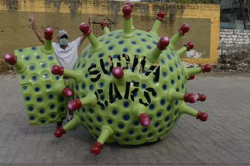 हे भन्नाट आहे! हेल्मेटनंतर आता 'कोरोना'ची आली कार, PHOTO VIRAL