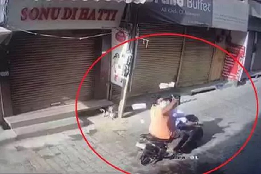 ...आणि अचानक रस्त्यावर पाडला पैशांचा पाऊस, CCTV फुटेजनंतर आलं सत्य समोर