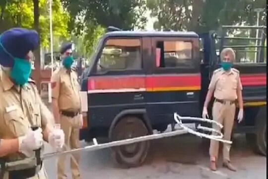 लॉकडाऊनचे नियम मोडणाऱ्याला आता 6 फुटांवरून पकडणार पोलीस, VIDEO VIRAL
