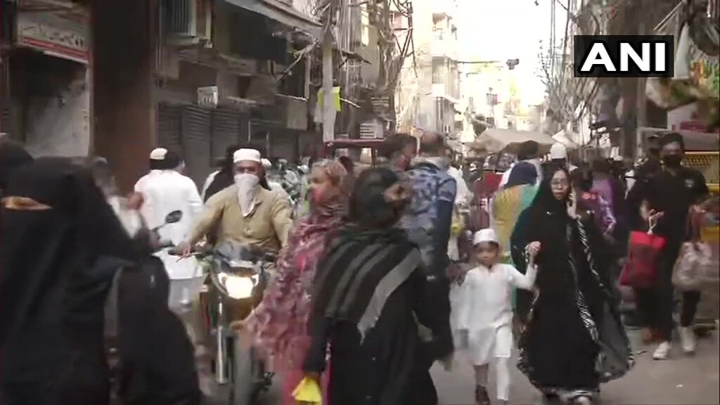 दिल्लीच्या चांदनी चौक भागातल्या एका बाजारातले हे फोटो लोक सोशल डिस्टन्सिंगबाबत किती गंभीर आहेत हे दाखवणारे आहेत. दिल्लीच्या चांदनी चौक भागातल्या एका बाजारातले हे फोटो लोक सोशल डिस्टन्सिंगबाबत किती गंभीर आहेत हे दाखवणारे आहेत.